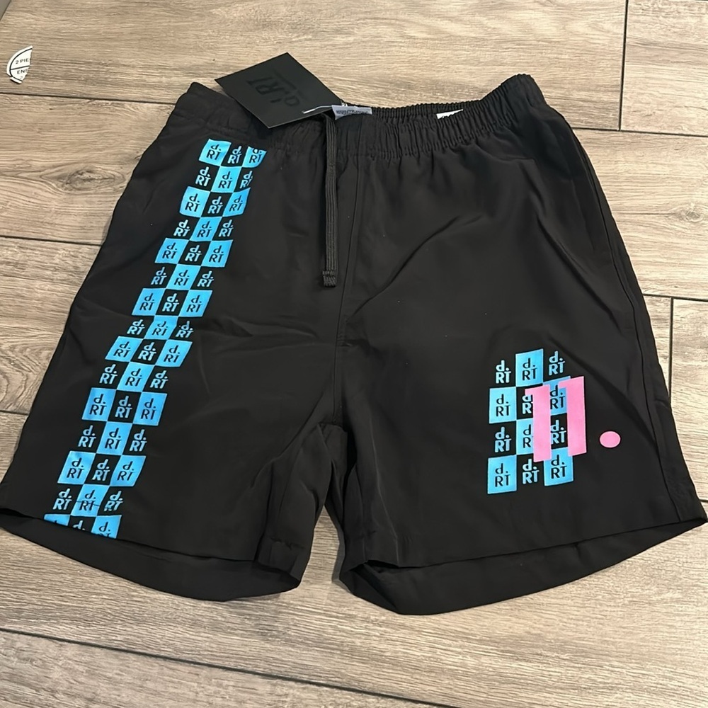 NWT d. RT hybrid shorts lined size 4 / 29-30”